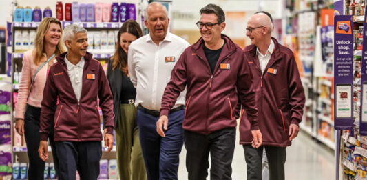 Sainsbury's CEO Simon Roberts with UK PM Andy Burnham, London Mayor Sadiq Khan, Secretary of State for Work and Pensions Pat McFadden and other members of the Sainsbury’s team at Nine Elms store.