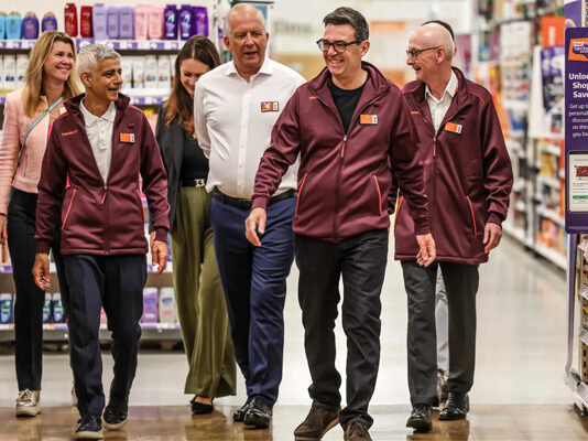 Sainsbury's CEO Simon Roberts with UK PM Andy Burnham, London Mayor Sadiq Khan, Secretary of State for Work and Pensions Pat McFadden and other members of the Sainsbury’s team at Nine Elms store.